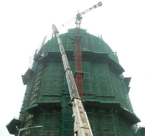 平原吊车在工地上作业